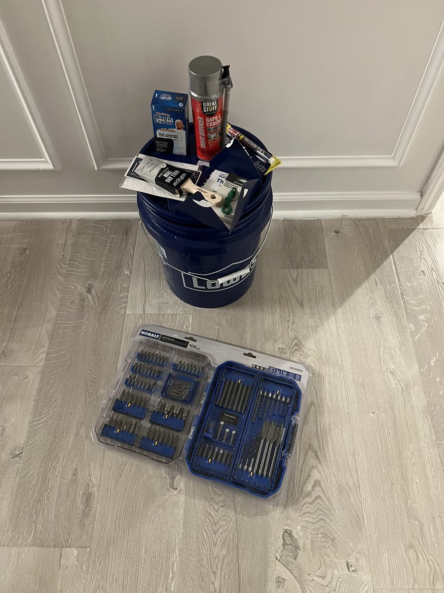 S10kun's tweet photo. 本場ブラックフライデー
10何年ぶりにならんだよ！
大手ホームセンターLowe’sに朝4:30に行ったが並んでいなかった。5時直前から一人ならんだからダッシュ!8番ゲット！
メンバー限定で福バケツ中に色々グッズと最高$2000の家電購入券ギフトあり！
残念ながらGet出来ず。来年持ち越しだ！気温-4°辛い！ https://t.co/2oW8FfloFg