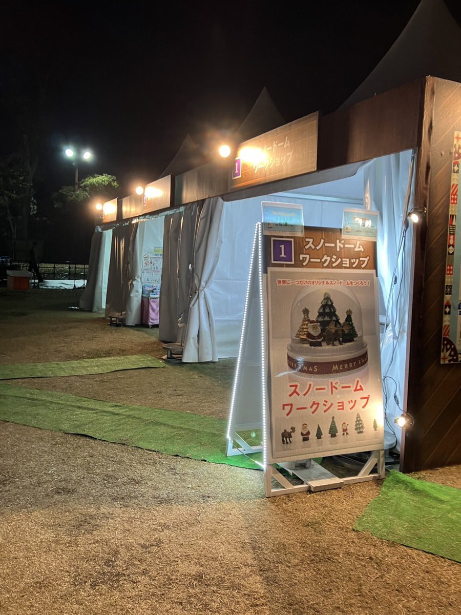 snowdomedream's tweet photo. おはようございます。スノードーム屋さん🥳です。神宮外苑の東京クリスマスマーケットのワークショップですが、お客様の写真を撮らさせて頂いてます。
講師と一緒にスノードームを作って、最後は皆様の記念撮影📸もしています。ぜひお立ち寄り下さい。 https://t.co/fZsFI3UHvG
