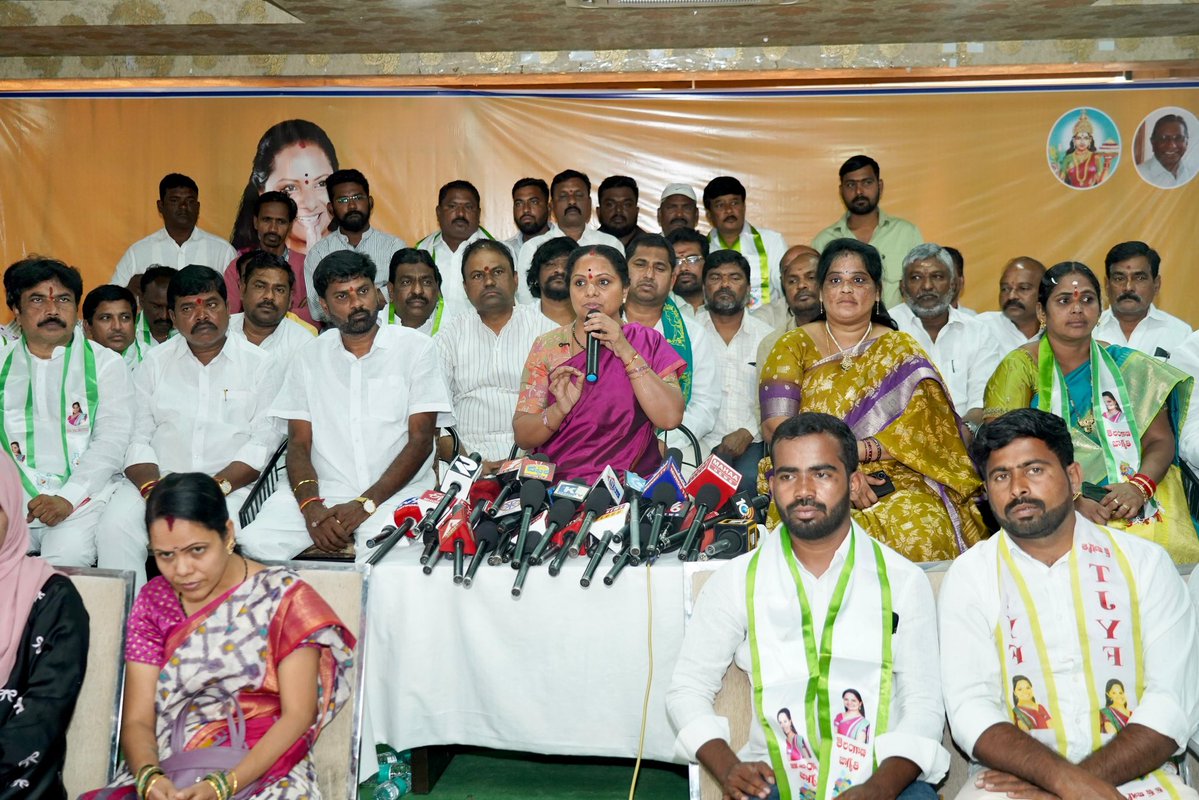 Strategists ninna idi choosaaru ledo 

Logos ✅

And hope silly SM guys watched her in pink saree 

So sad that Telangana politics is revolving around what a woman is wearing