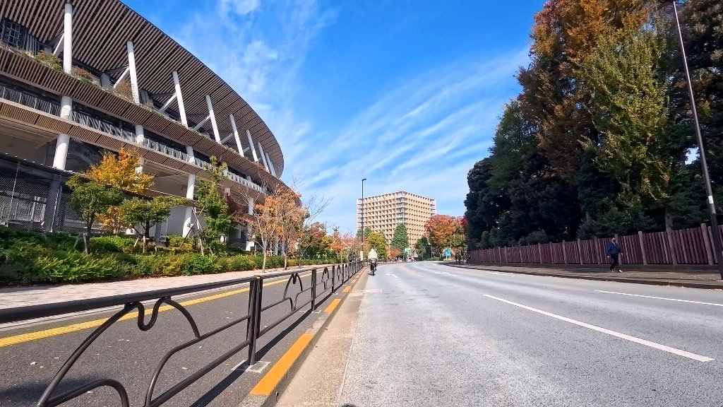 k_create1's tweet photo. #神宮外苑 の #黄金 #イチョウ並木 を #自転車 で走ってきました🚲青空と紅葉のコントラストは最高でした！ 

#Insta360 #AcePro2 も活躍！ライドビューも公開しました！
　↓
https://t.co/nxo80QwryB @YouTubeより https://t.co/BAWJTwrpPC