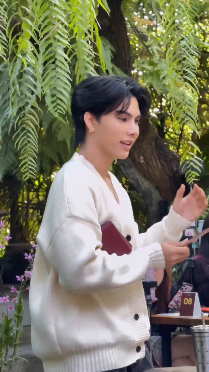 fpbbf_feeeee's tweet image. He looks like a big white bear 🤏

#FortasticFirst1stDay