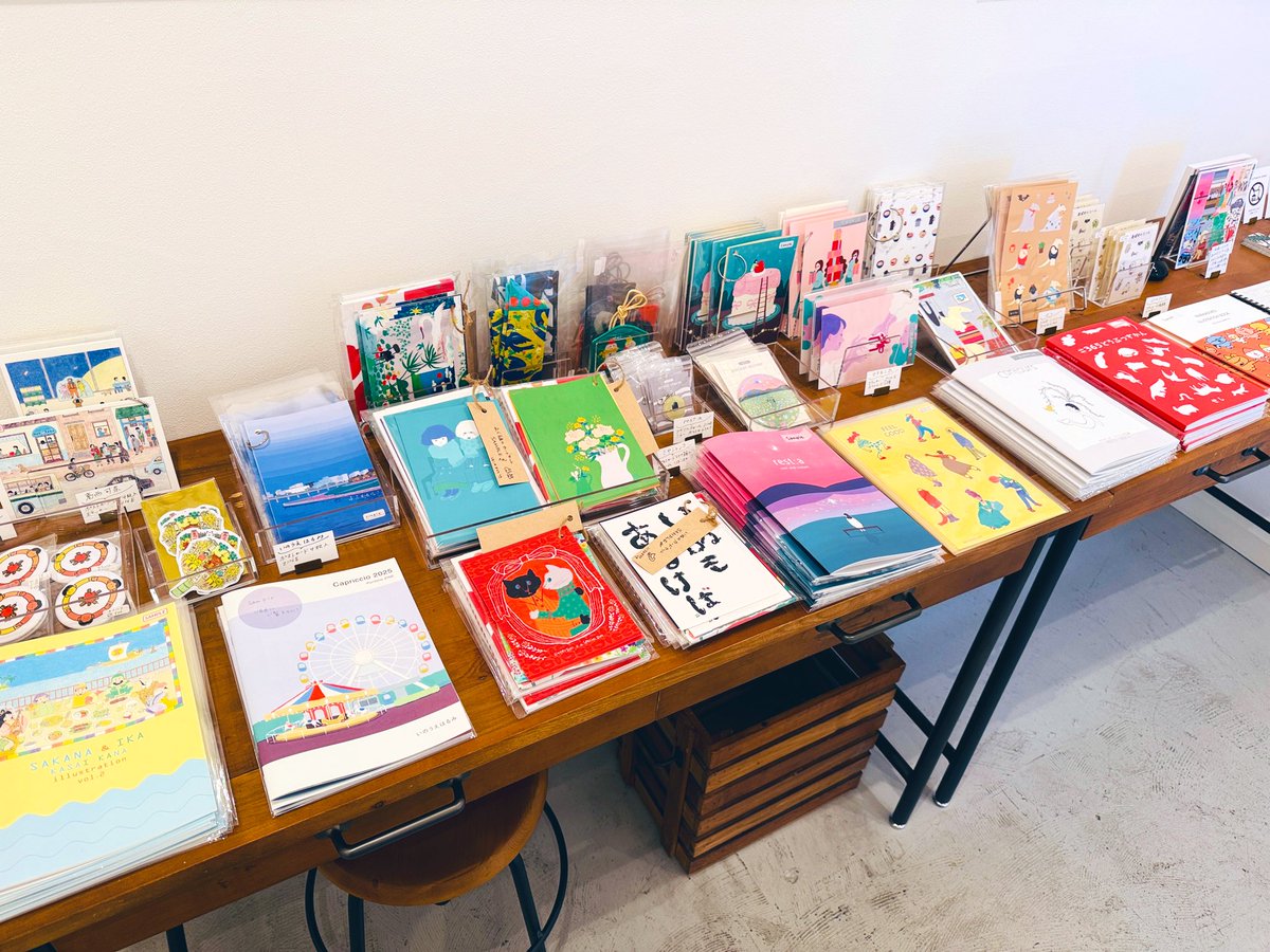 展示作品の販売に加えZINEやカードセットを販売中〜ぜひお立ち寄り 展示作品の販売に加えZINEやカードセットを販売中〜ぜひお立ち寄り