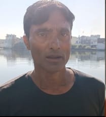 azizkavish's tweet image. डूबता रहा शुभम लेकिन  फैसल ने नही छोड़ा हाथ

 पीलीभीत में टनकपुर हाईवे पर  एक कार गौहनियां चौराहे के पास तालाब में जा गिरी।

 डूबती कार, अंदर फंसा शुभम और किनारे पर खड़े सैकड़ों लोग, जिनकी सांसें अटकी थीं, लेकिन हिम्मत जवाब दे गई थी।

तालाब के दूसरे किनारे पर बैठा फैसल नाव से…