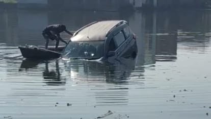 azizkavish's tweet image. डूबता रहा शुभम लेकिन  फैसल ने नही छोड़ा हाथ

 पीलीभीत में टनकपुर हाईवे पर  एक कार गौहनियां चौराहे के पास तालाब में जा गिरी।

 डूबती कार, अंदर फंसा शुभम और किनारे पर खड़े सैकड़ों लोग, जिनकी सांसें अटकी थीं, लेकिन हिम्मत जवाब दे गई थी।

तालाब के दूसरे किनारे पर बैठा फैसल नाव से…