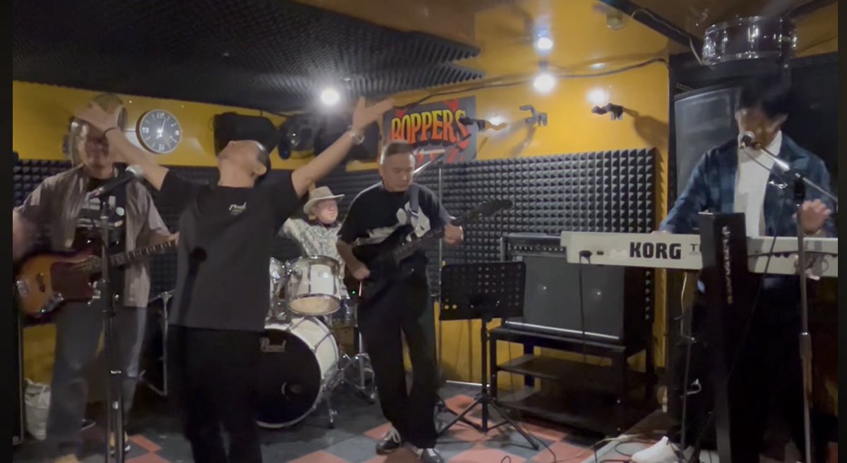 Affection のLIVE今年は一回やれました(^^)
来年はもう少し回数増やしたいです。名古屋のLIVEハウスで演奏させてくれる箱あれば連絡下さい😄