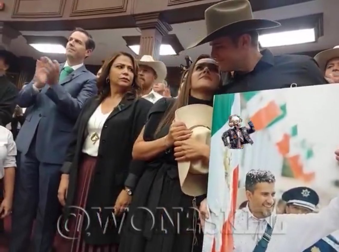 ElLopezMateos's tweet photo. @won2skel Esas miraditas, hmmm que se me hace que al difuntito se lo cargó el sancho. Grecia Quiroz toma la alcaldía de Uruapan a días del asesinato de Carlos Manzo, después dice que va por la gubernatura, luego hayan 4 cuerpos en el rancho  de Tafoya y ahora esto.

Aquí están los asesinos https://t.co/SqTq1WQLt3