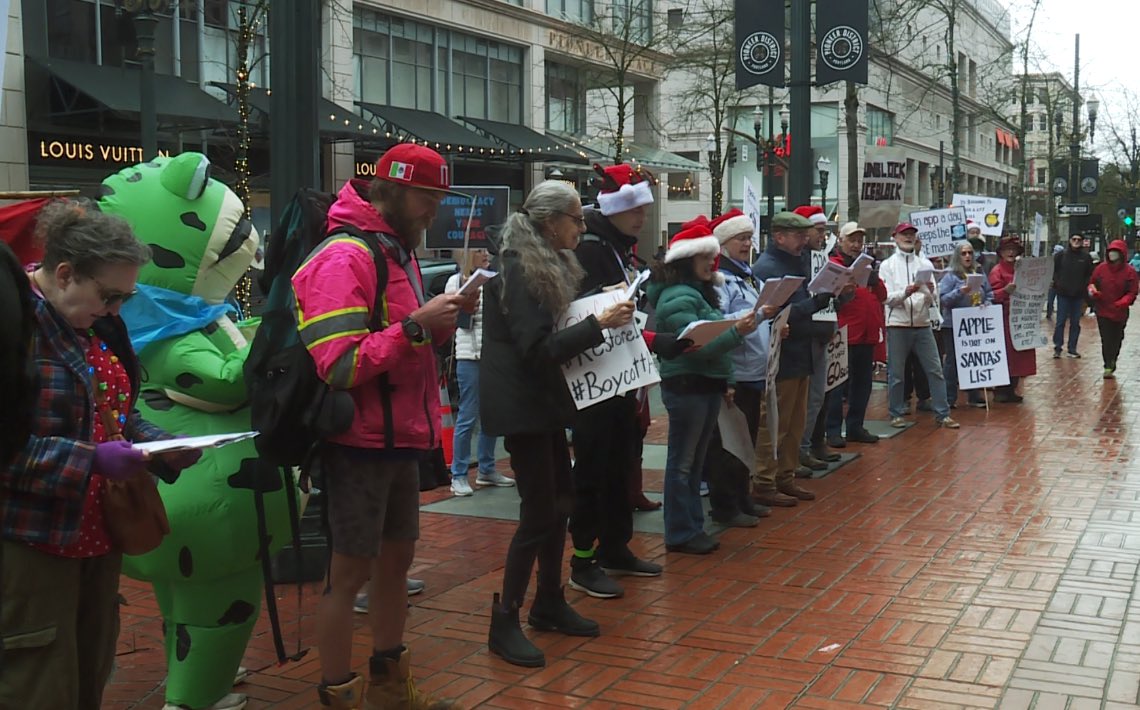 oceanplot's tweet image. NEW — Dozens gathered outside the Apple store in downtown Portland protesting an app’s removal from the app store. 

The protestors called Apple a “MAGA enabler” for removing the ICEBlock app following criticism that the app put officers’ lives in danger.

koin.com/news/portland/…