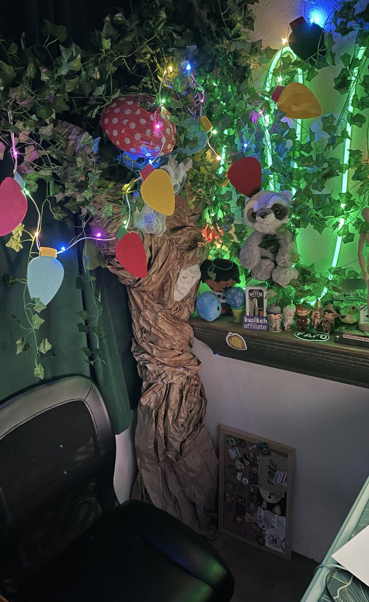 AddyAddyO's tweet image. Still not done, but it’s closer. 😌 I’ll probably need to put my shoulder in a sling the rest of tonight, but I’m proud of the progress—I’m also completely out of glue sticks now. 🤣