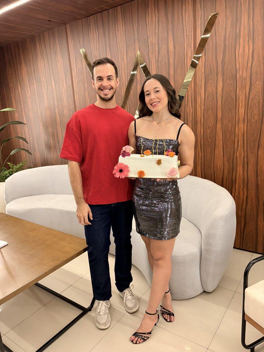 uma sexta comemorando o aniversário da minha irmã 💚 <a href="/sonhodeanalista/">and</a> amo vc