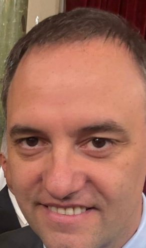 A este PELADO lo votó el 30% de los porteños para legislador. 
Él orina sobre ellos asumiendo como Jefe de Gabinete de la Nación, mientras abren la boca y dan las gracias.
Tiene que morlr un montón de gente.

<a href="/madorni/">Manuel Adorni</a>