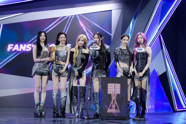 wonderpuiz's tweet image. สื่อเกาลงข่าวบิ้วแล้วมาแน่วันนี้!!!👌🫶🏻
การแสดงของ BABYMONSTER ยังไม่จบเพียงเท่านี้ ภาริตา อาฮยอน และโรร่า จะแสดงเพลงของฮันทริกซ์ &quot;K-Pop Demon Hunters&quot; ความคาดหวังสูงสำหรับการแสดงของพวกเธอในฐานะฮันทริกซ์

📎m.entertain.naver.com/home/article/1…