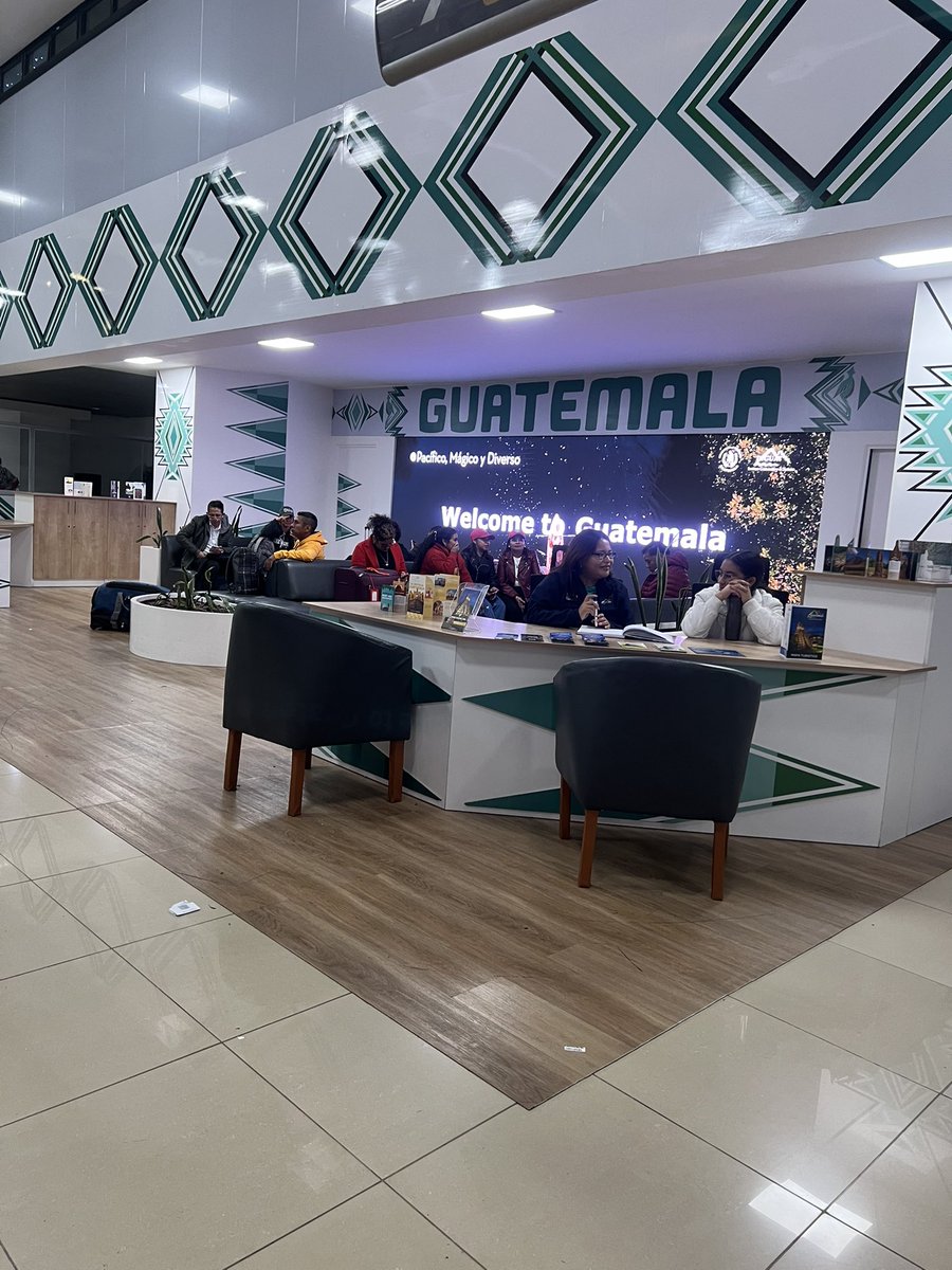 garmasf's tweet photo. Pequeños cambios al ingresar al país por La Aurora que ayudan al turista a enterarse de potenciales destinos.

Poco a poco va cambiando nuestro aeropuerto. https://t.co/1bE2BiANp2