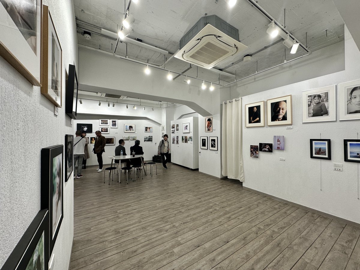 zoomic_jp's tweet photo. 11/29土曜日

魚住誠一’sポートレート専科OB展示会オープンです。

渋谷ルデコギャラリー地下1階

19:30からは、常任の山岸伸さん、半沢克夫さんの写真談義トークショー。

無料です。

写真の歴史が動く瞬間を目撃しに来てください。

#ポートレート専科
#ポー専OB
#山岸伸
#半沢克夫 https://t.co/lCXcrqoLgo