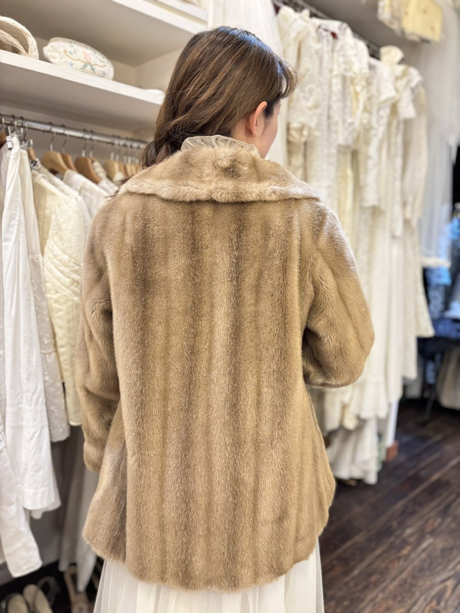 NUTTY_VINTAGE's tweet photo. 🎀vintege fur coat&amp;lingerie🫧
[Nov. 204th 2025 new arrival]
▫︎60's 70's brown faux fur coat :new!
▫︎vintege flower embroidery white chiffon night gown with ribbon :new!
▫︎vintage flower embroidery white chiffon night dress :new!
▫︎Horse Award Rosette :new! https://t.co/2hBPg98vgd