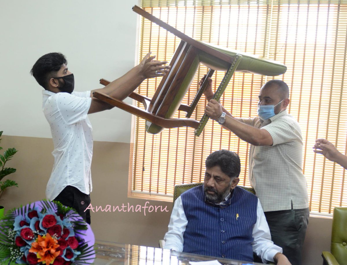 ಪುಷ್ಪಗುಚ್ಛ ready✅, ಕುರ್ಚಿ almost ready✅. So near, yet so faaaaaar...

#KarnatakaPolitics, #DKShivakumar #Siddaramaiah #KarnatakaCongress