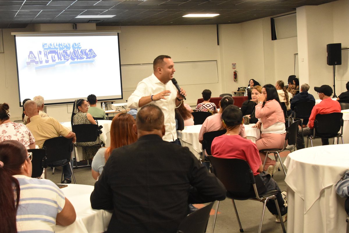 SenadorTrujillo's tweet image. Cuando hablamos de trabajar por la comunidad itagüiseña, hablamos de líderes y familias que actúan.
​La familia Otálvaro Henao es un ejemplo vivo de esa conexión: gente que está en la calle, escuchando las necesidades y buscando soluciones. Su espíritu de servicio comunitario…