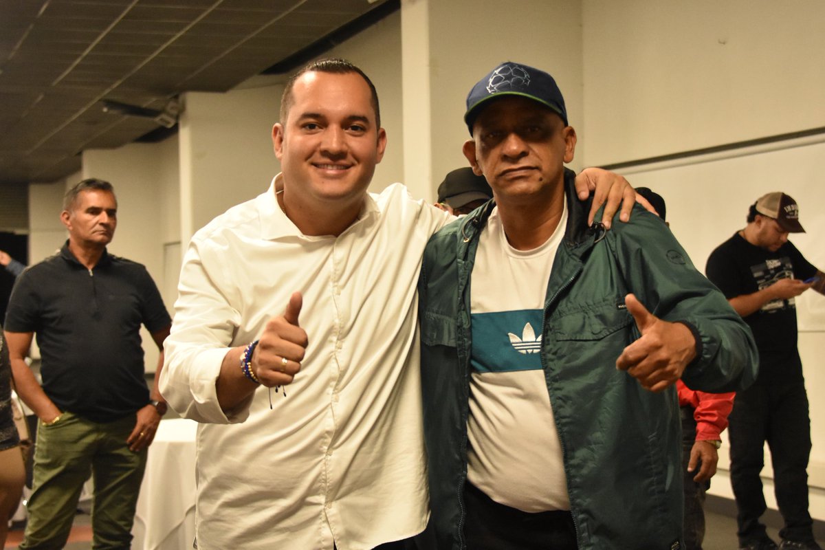 SenadorTrujillo's tweet image. Cuando hablamos de trabajar por la comunidad itagüiseña, hablamos de líderes y familias que actúan.
​La familia Otálvaro Henao es un ejemplo vivo de esa conexión: gente que está en la calle, escuchando las necesidades y buscando soluciones. Su espíritu de servicio comunitario…