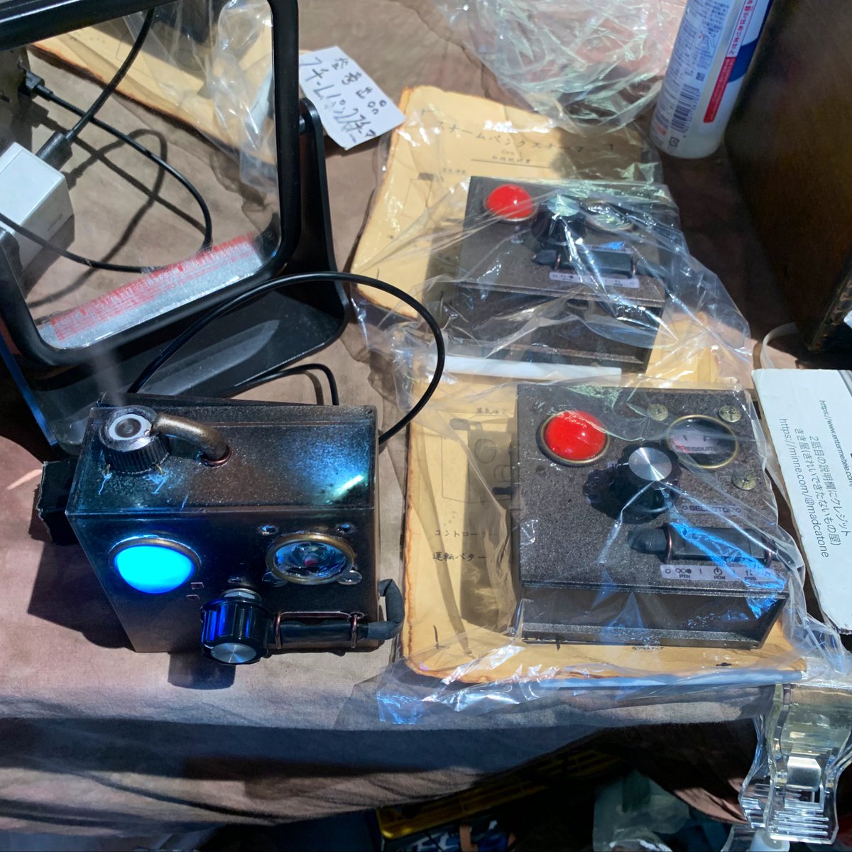 dmdesignjp's tweet image. 設営完了
なんとか間に合ったスチームパンクスチーマー
本日赤二つのみ展示販売
スチームパンク世界観に合わせた取説も間に合わせた
替えの給水芯付き
#きき屋
#LarpLuswear