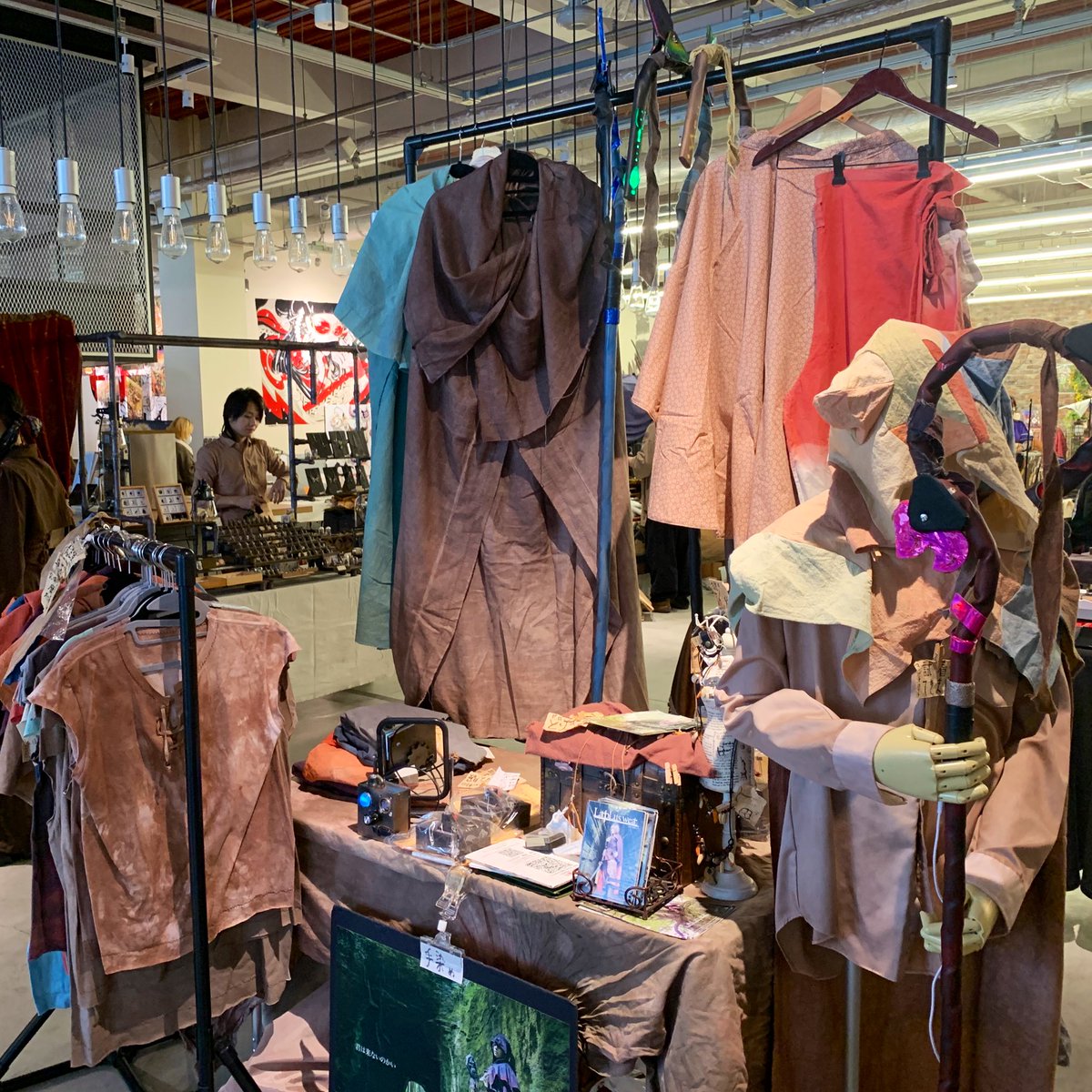 dmdesignjp's tweet image. 設営完了
なんとか間に合ったスチームパンクスチーマー
本日赤二つのみ展示販売
スチームパンク世界観に合わせた取説も間に合わせた
替えの給水芯付き
#きき屋
#LarpLuswear