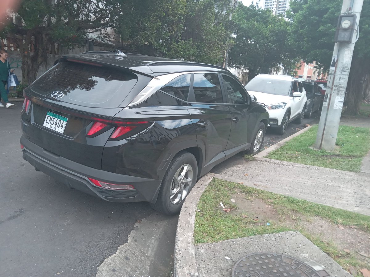 Conductor EM5404: Esa rampa la usan los pacientes en silla ruedas rumbo al Metro o a la parada de Mibús.