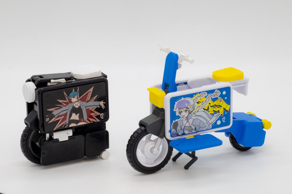 タタメルバイク カプセルトイ発売中！

今回のアーティストコラボエディションではtarou2さん（<a href="/tarou2/">𝘁𝗮𝗿𝗼𝘂𝟮</a> ）のイラストを大胆に使用したパネルシールが付属します！

カラーバリエーションもイラストに合わせて調整しているのでオシャレに仕上がっていますよ！

#ICOMA