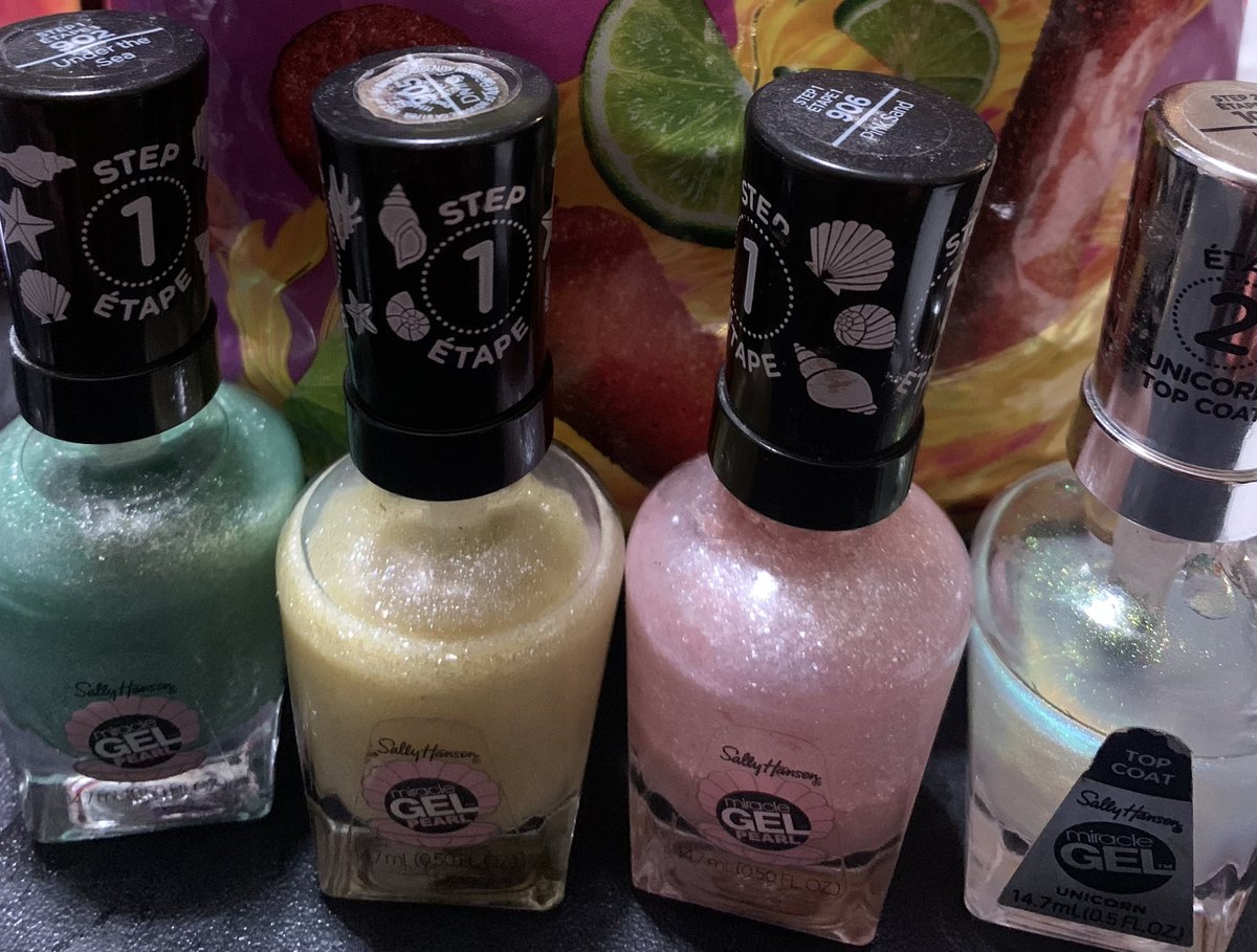 virtuallytori's tweet image. painting my nails mermaid colors and rewatching new girl :}