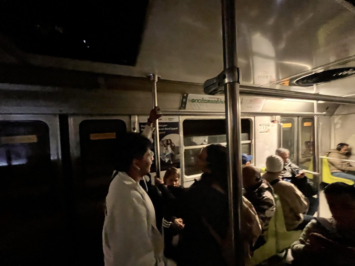 sammmpaz's tweet photo. @MetroCDMX Con las unidades del metro Línea 8 así mientras todos los políticos se suben el sueldo y le quitan dinero a muchas instituciones. 
Pero ey! disfrutando lo votado por el pueblo que es sabio, no @ClaraBrugadaM ? 🤩 https://t.co/pH5IGufYX3