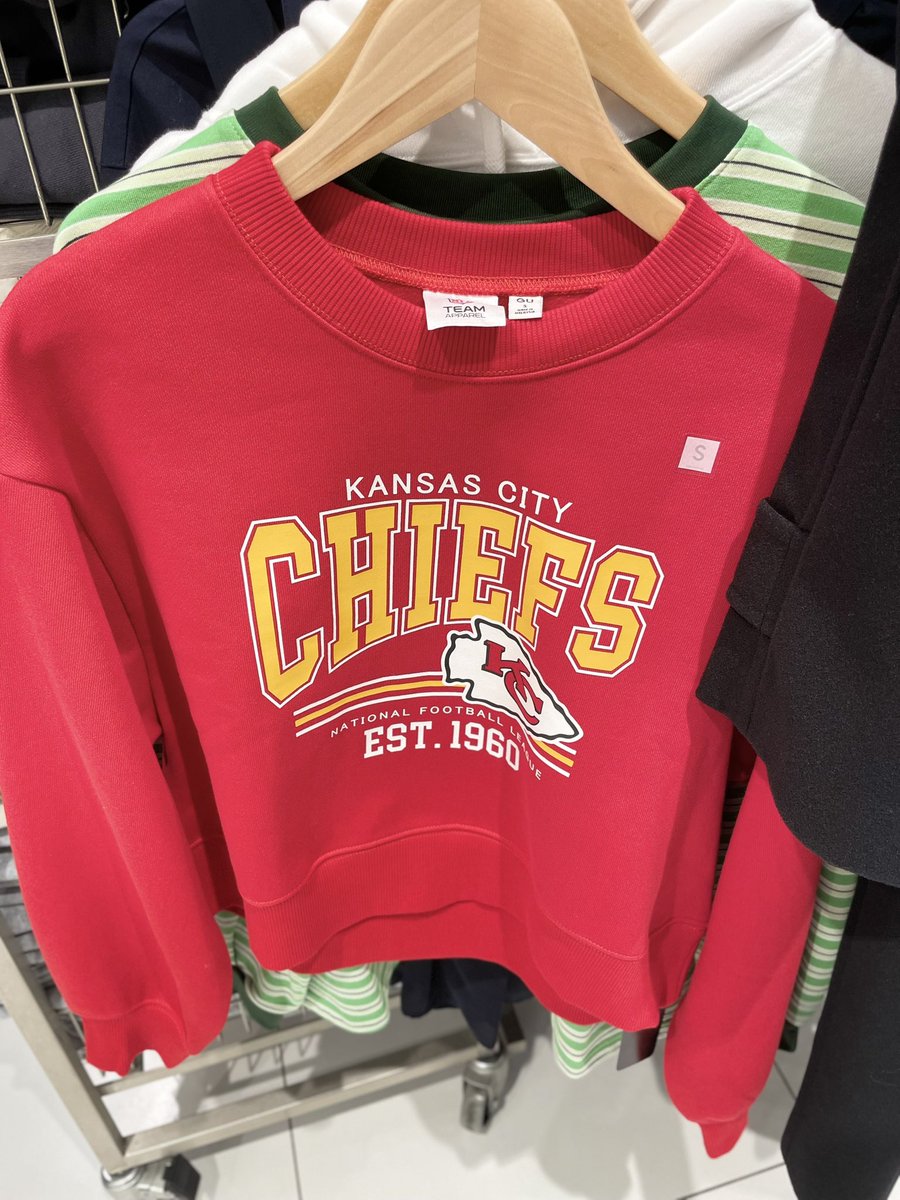 MDTSwift's tweet photo. I didn’t know they’re selling this in GU Japan. https://t.co/m7I9X3nqbH