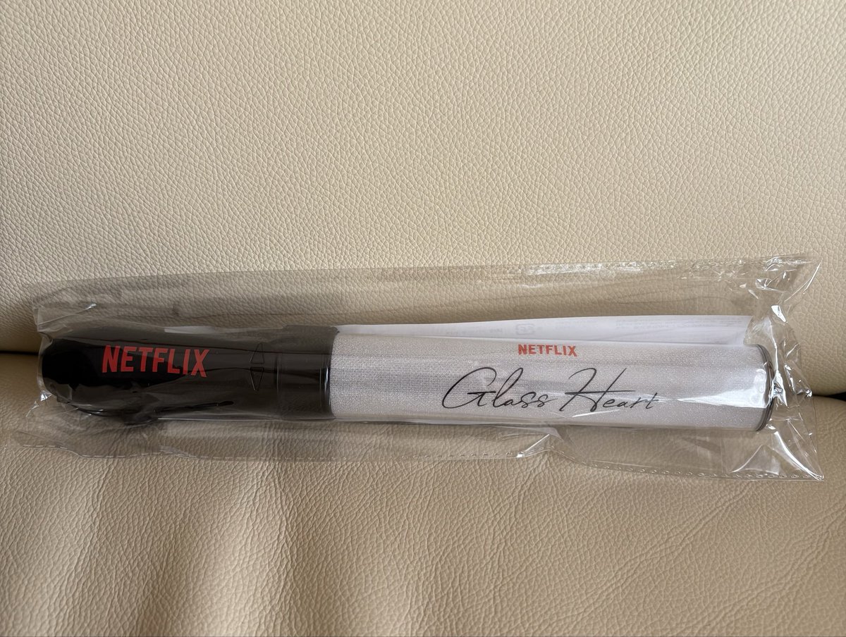 sakura_j0912's tweet image. NetflixのGlassHeartペンライト、当選して届いた！🫶😊

「自動制御型で楽曲に合わせて自動的に色が変化します。音と光のシンクロによる感動のパフォーマンスをお楽しみください」とある。

イベントの前なら使えたけど、もう使う機会はないのかなぁ🤔
#グラスハート #佐藤健　#Netflix