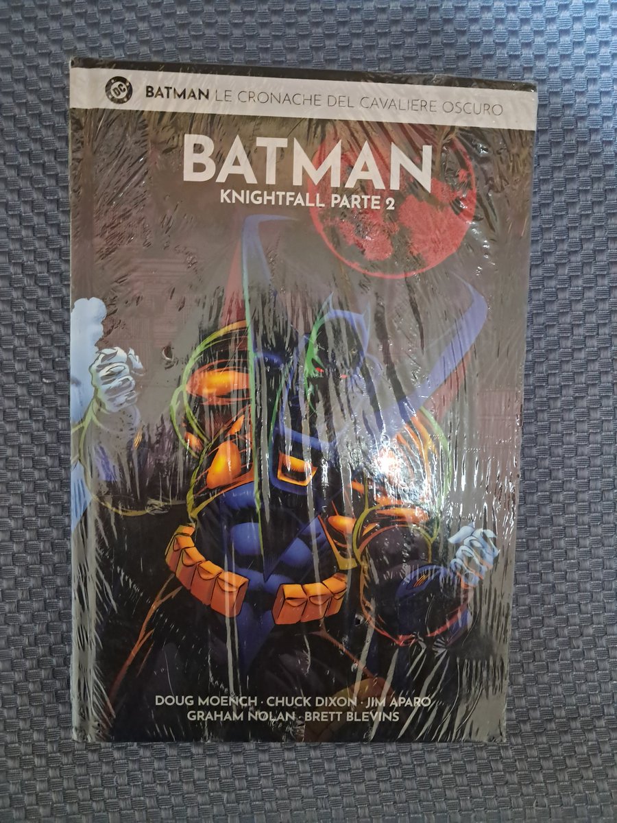 MattTheater's tweet photo. More additions to my collection...I already had the Azrael one, but the pages were all worn out. Now these have new bindings!🤩
#BatmanKnightfall Part 2
#BatmanSwordOfAzrael https://t.co/jPE2RgKv6v