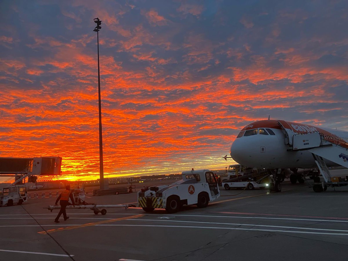 AmberAude's tweet photo. Finally back in our happy place and what a sunset to welcome us … @easyJet #toulouse ❤️ https://t.co/cQcanWokTP