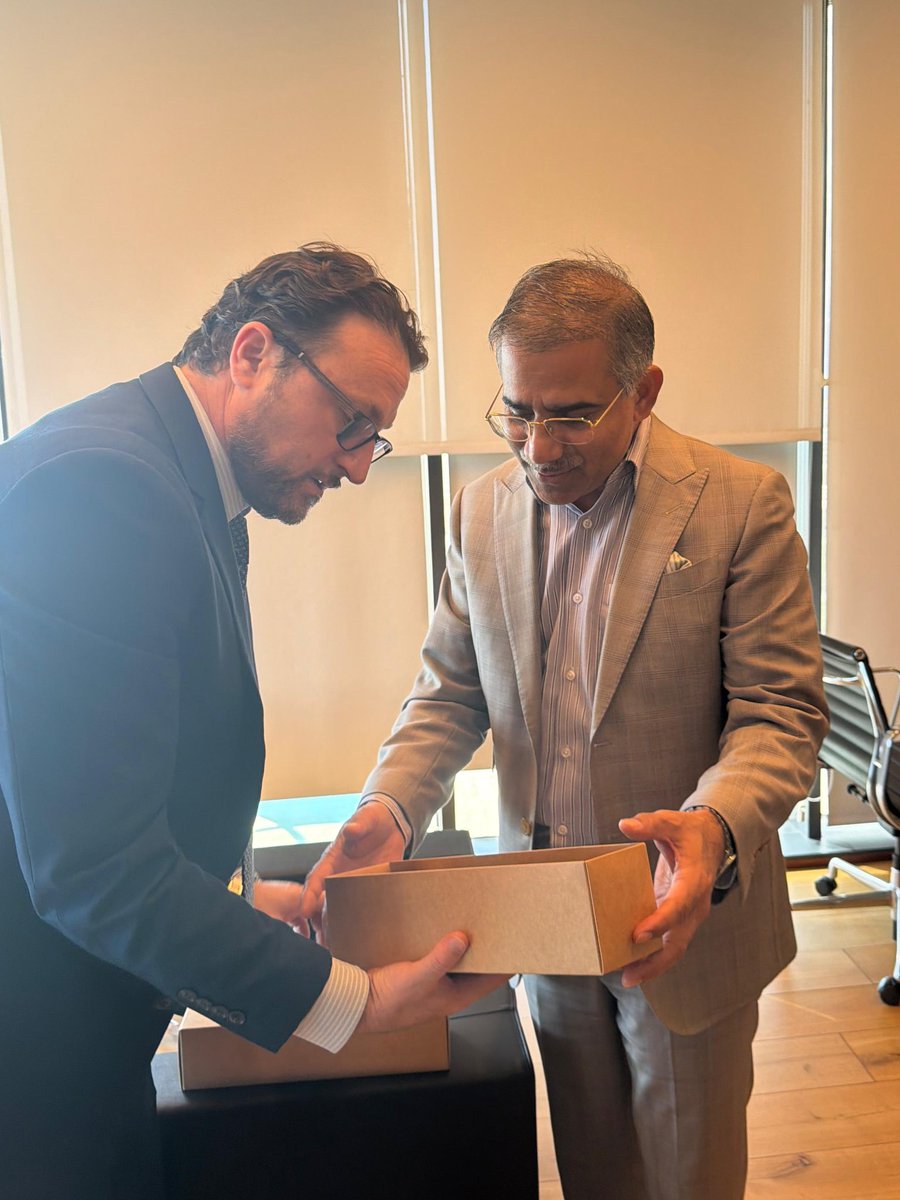 El embajador Dewal sostuvo una reunión de cortesía con S.E el Sr. Raslan Abu Rukun, embajador de Israel ante República Dominicana, y abordaron cuestiones de interés mutuo.

_____________________________

Amb KD  Dewal  had a courtesy meeting with HE Mr Raslan Abu Rukun,