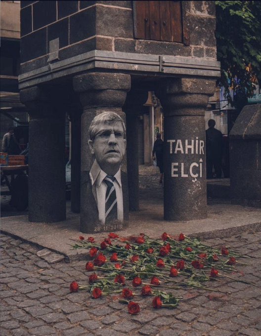 Savaşın kanın kutsandiğı  
Barıştan söz etmenin ayıplandığı bir Ülkede Barış elçisi olmak Tahir ELÇİ’yi rahmet ve saygıyla anıyorum…