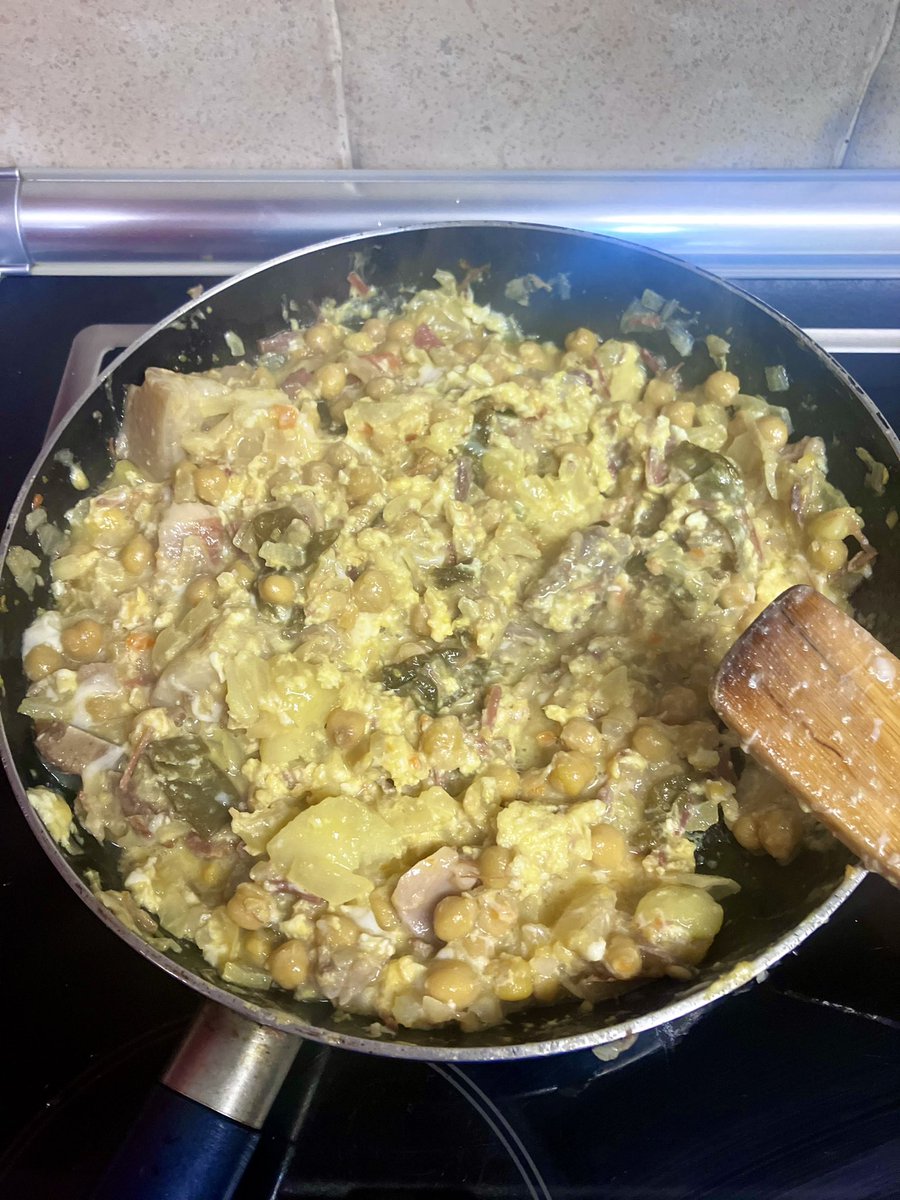 pastorpondero's tweet image. En honor de @sandiapepitacan cogí un cocido, sofreí una cebolla, le eche cuatro huevos y quedó una cena muy completa, sana y que nos darà la energía para el castigo del día siguiente.

#realfood 
#buenasnoches