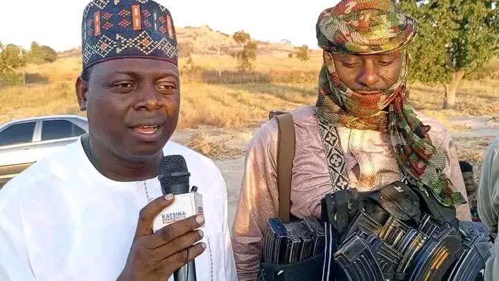 Urtechbuddy's tweet image. Bakori LGA, Chairman Hon. Abubakar Barde and State Assembly Member Hon. Abdulrahman Kandarawa received 37 abducted residents from Yan Ganjar, Alhazawa, and Karma, released after ongoing dialogue with armed bandits. 

#ImACeleb Obasanjo  Thanksgiving   Baddest  Nkechi Blessing