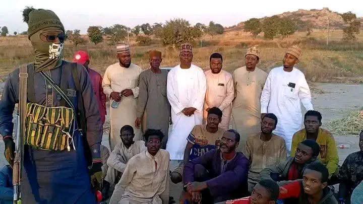 Urtechbuddy's tweet image. Bakori LGA, Chairman Hon. Abubakar Barde and State Assembly Member Hon. Abdulrahman Kandarawa received 37 abducted residents from Yan Ganjar, Alhazawa, and Karma, released after ongoing dialogue with armed bandits. 

#ImACeleb Obasanjo  Thanksgiving   Baddest  Nkechi Blessing