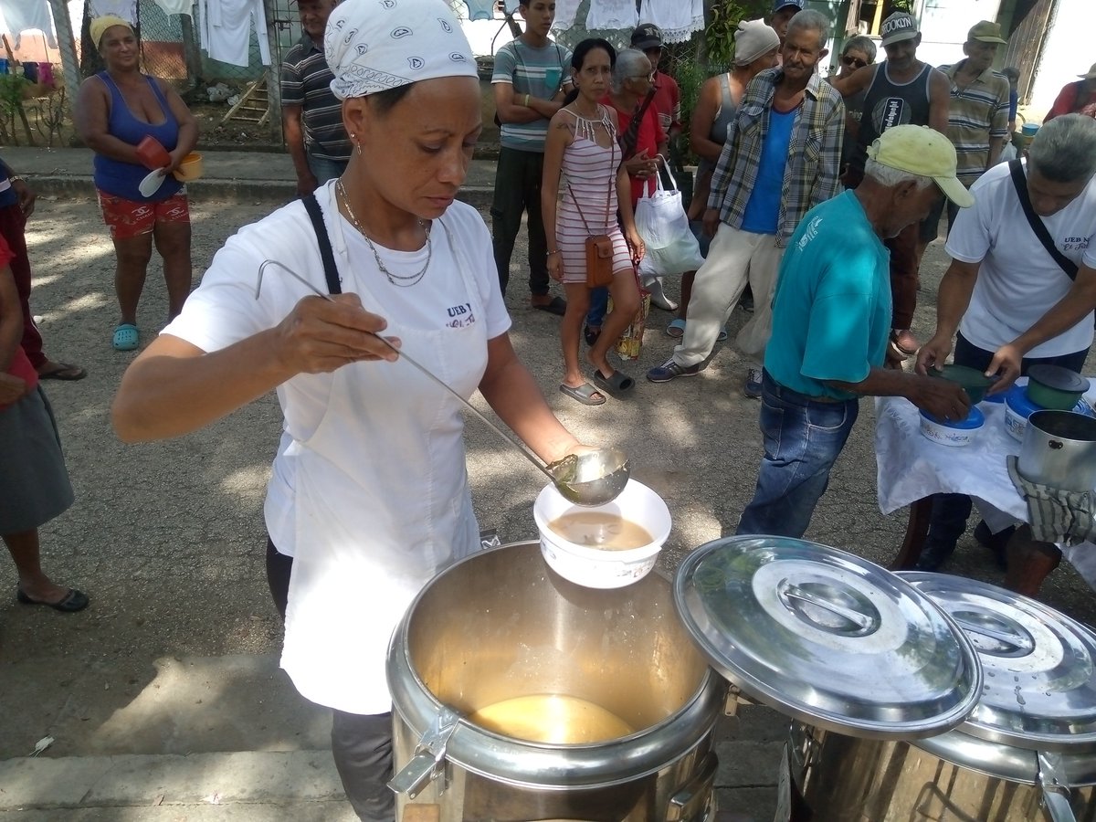 ErneyPerez4's tweet photo. Excelente organización y gran satisfacción de la población en la entrega de comida del #PMA en la comunidad de Ramón Paz del #MunicipioBartoloméMasó. Los vecinos agradecieron el gesto solidario de los amigos de #Cuba. https://t.co/FBoKi66wA7
