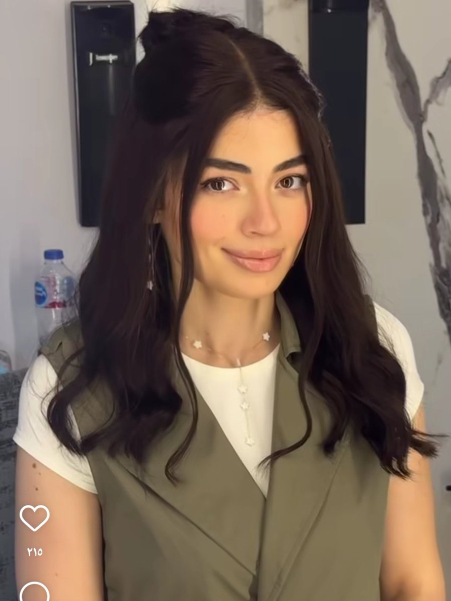 بجد مشوفتش فى برائه ليلى زاهر بنت محترمه و جميله و حنينه و قمر ما شاء الله نعمه تربيه يا احمد زاهر بجد و يبخت هشام جمال بيها بجد لما بنشوفها بتدخل الفرحه على قلبك طيبه اوى و مثال بنت محترمه إلى متربيه و نادرا تلاقى بنت ترضى خطوبتها تتلغى و عادى بس هيا بجد نادره جدا ربنا يسعدها❤️