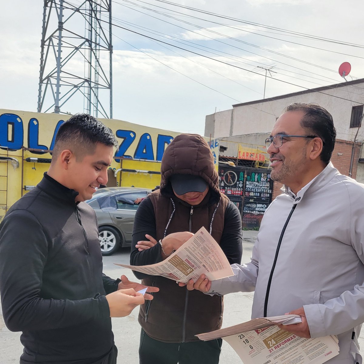 Recorrimos casa por casa la colonia Barrio Alto y Centro en Ciudad Juárez. ♥️

No vinimos a dar discursos, sino a tomar nota de la agenda que realmente importa: la de las y los ciudadanos. 

El mapa de ruta de Ciudad Juárez se escribe en cada banqueta, en cada plática vecinal.