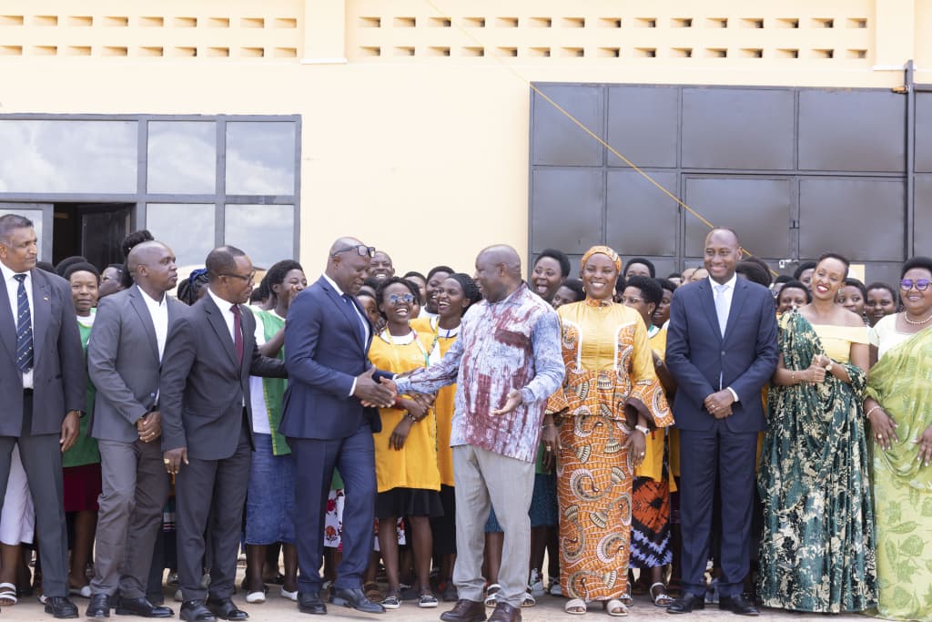 LeRenouveauBdi's tweet photo. Le chef de l’Etat @GeneralNevaa procédé à @Gitega à l’inauguration officielle de l’usine #EATM (East african textile manufactures) qui fabrique des habits militaires et policiers et bientôt diverses sortes d’uniformes. Elle emploie 240 jeunes filles dans la couture. https://t.co/FsJ2HmY69o
