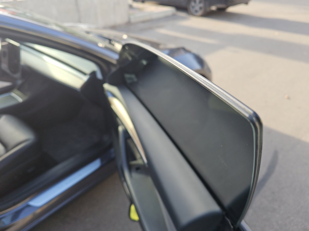 st88887's tweet photo. Next mod: swapped single-pane glass to restyle double-pane windows.
Fit perfectly — just remove old, install new, adjust.
Tesla is the easiest car to work on — everything is so simple and convenient.
Cabin is now even quieter now ❤️
#Tesla #Model3Performance #TeslaLove #TeslaDIY #TeslaMods