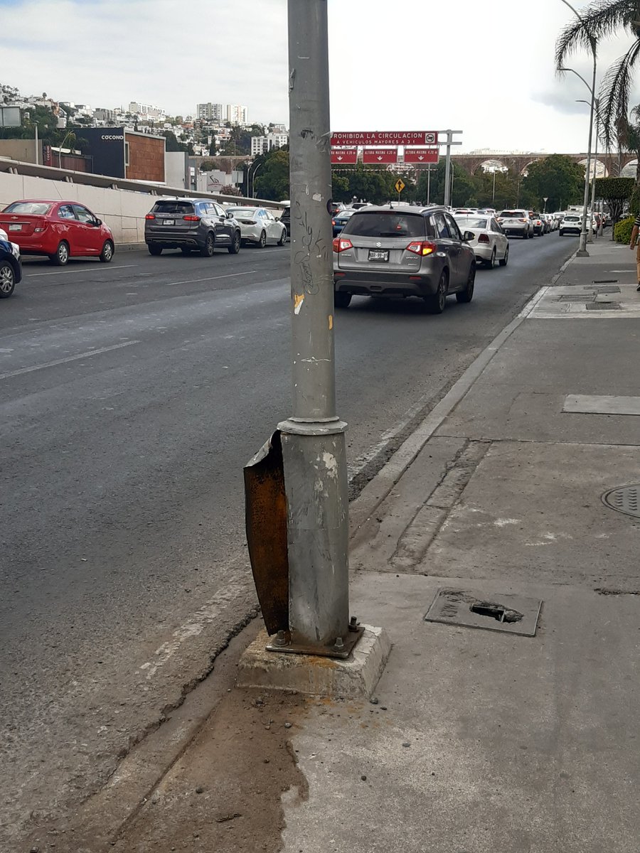 AlvaroceronV's tweet photo. Buenas tardes @qromunicipio  @spublicosqro agradecemos su atención con esta luminaria que está golpeada en su base e inclinada en BBQ antes de la C. Juan Caballero y Osio @rtqro @SinPermisoQro @rrn https://t.co/1FCGjnauCz