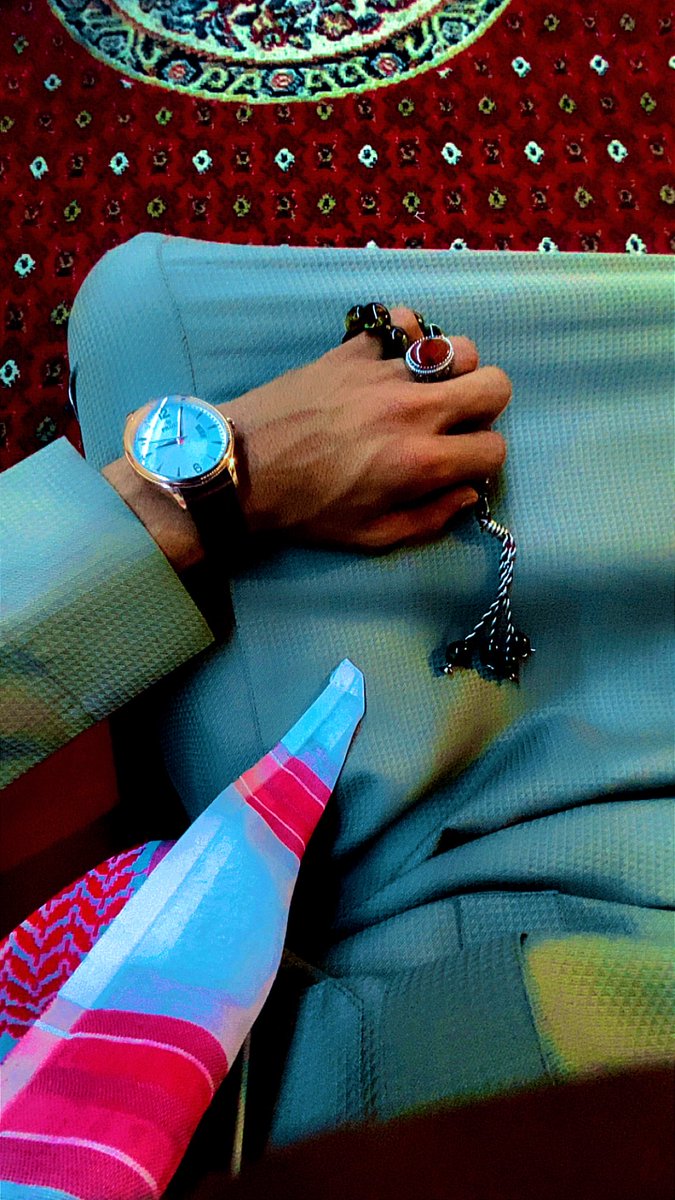 بنتً خذت من خافي الود صافيه 
وانا خذيت اللي خذت من حنيني 

اخفي عن العالم .. غلاها وداريه 
واشوفها حلمي وغايت سنيني 

لو العمر يعطى .. لك الله لعطيه 
لعطيه من تسوى الخلايق بعيني 

تركي الحرازه 
#شعر #قصيد #فضفض_بتغريده