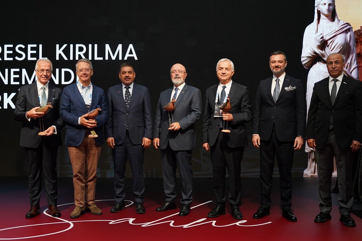 Bütün yıl boyunca heyecanla hazırlandığımız, Türkiye’nin en büyük iş dünyası zirvesinde bugün açılışı yaptık.

Ülkemizin dört bir yanından gelen iş dünyası ve sivil toplum temsilcileriyle, kıymetli Mustafa Başkanımız liderliğindeki BAKSİFED ev sahipliğinde bir araya geldik