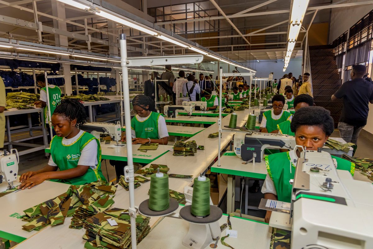 LeRenouveauBdi's tweet photo. Appartenant à deux hommes d’affaires Vénérand Kazohera et Olivier Suguru, #EATM co Ltd est une usine industrielle spécialisée dans la confection textile et couture.Elle fabrique des tenues et uniformes pour institutions,entreprised et particuliers. https://t.co/RHT9MeSFvW