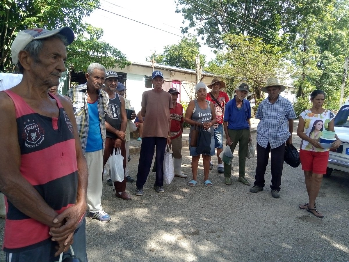 ErneyPerez4's tweet photo. Excelente organización y gran satisfacción de la población en la entrega de comida del #PMA en la comunidad de Ramón Paz del #MunicipioBartoloméMasó. Los vecinos agradecieron el gesto solidario de los amigos de #Cuba. https://t.co/FBoKi66wA7