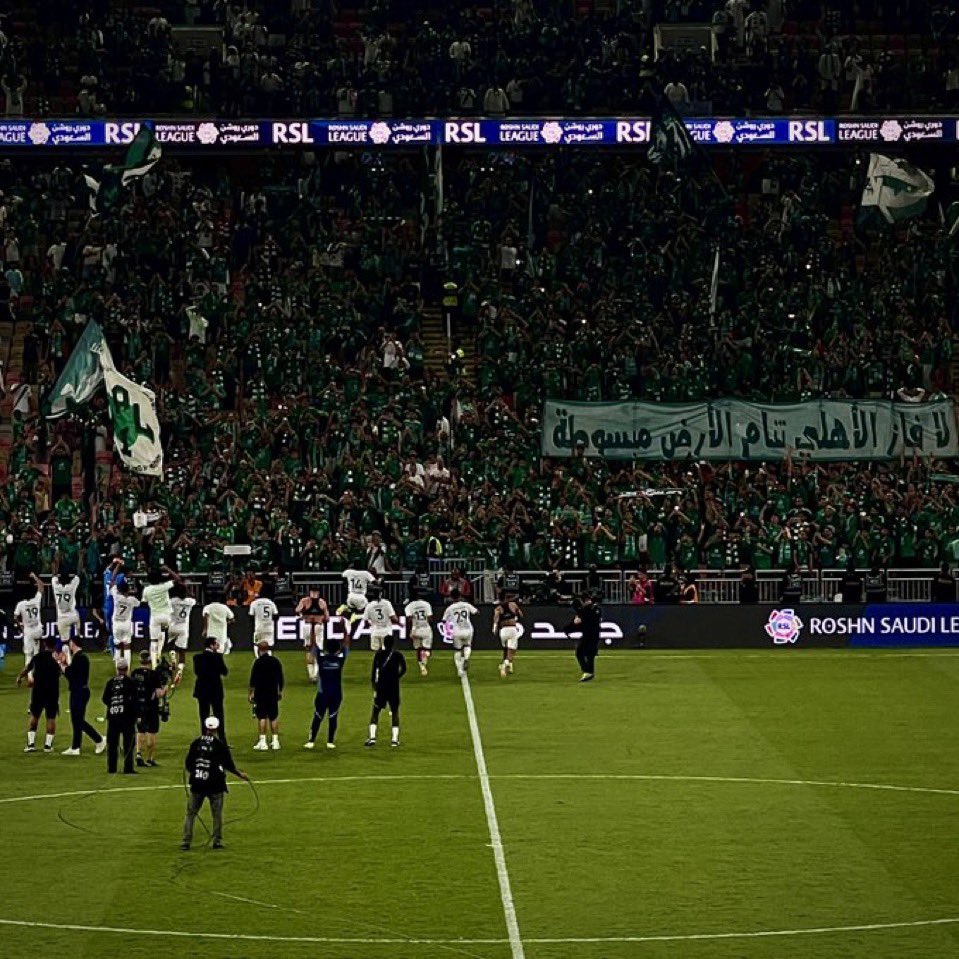 الصورة الداااائمة و الجمله العظيمه و التاريخيه☝🏼

لا فاز الاهلي تنام الارض مبسوطه💚