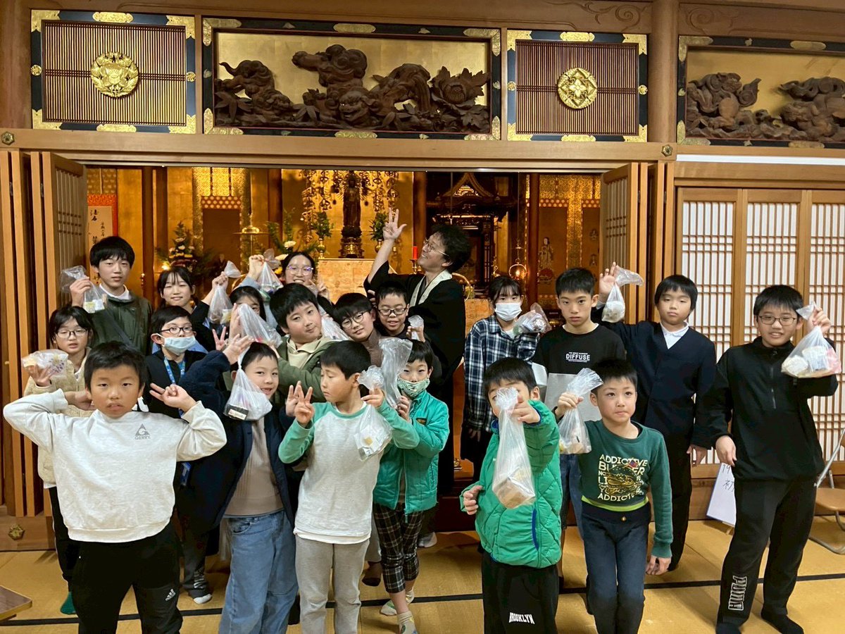 annyoji's tweet photo. 子供会でお菓子の掴み取り
盛り上がること甚しき https://t.co/mYPECw8K8d