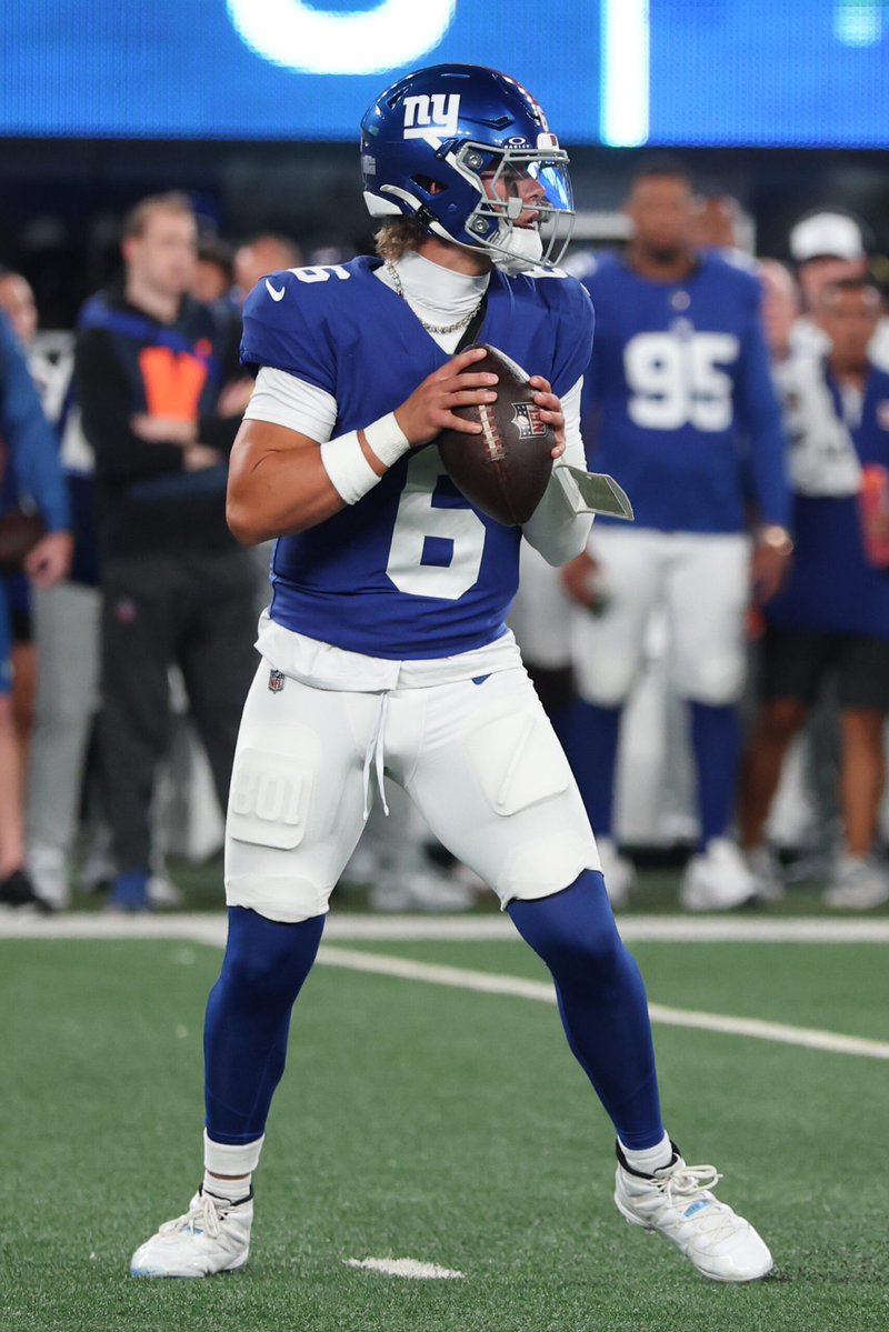 Jaxson Dart had over 300 total yards, and 2 TDs against this same Bears defense (it was actually healthier) in 3 quarters.
Hurts has barely 100 with 2 turnovers.
😂