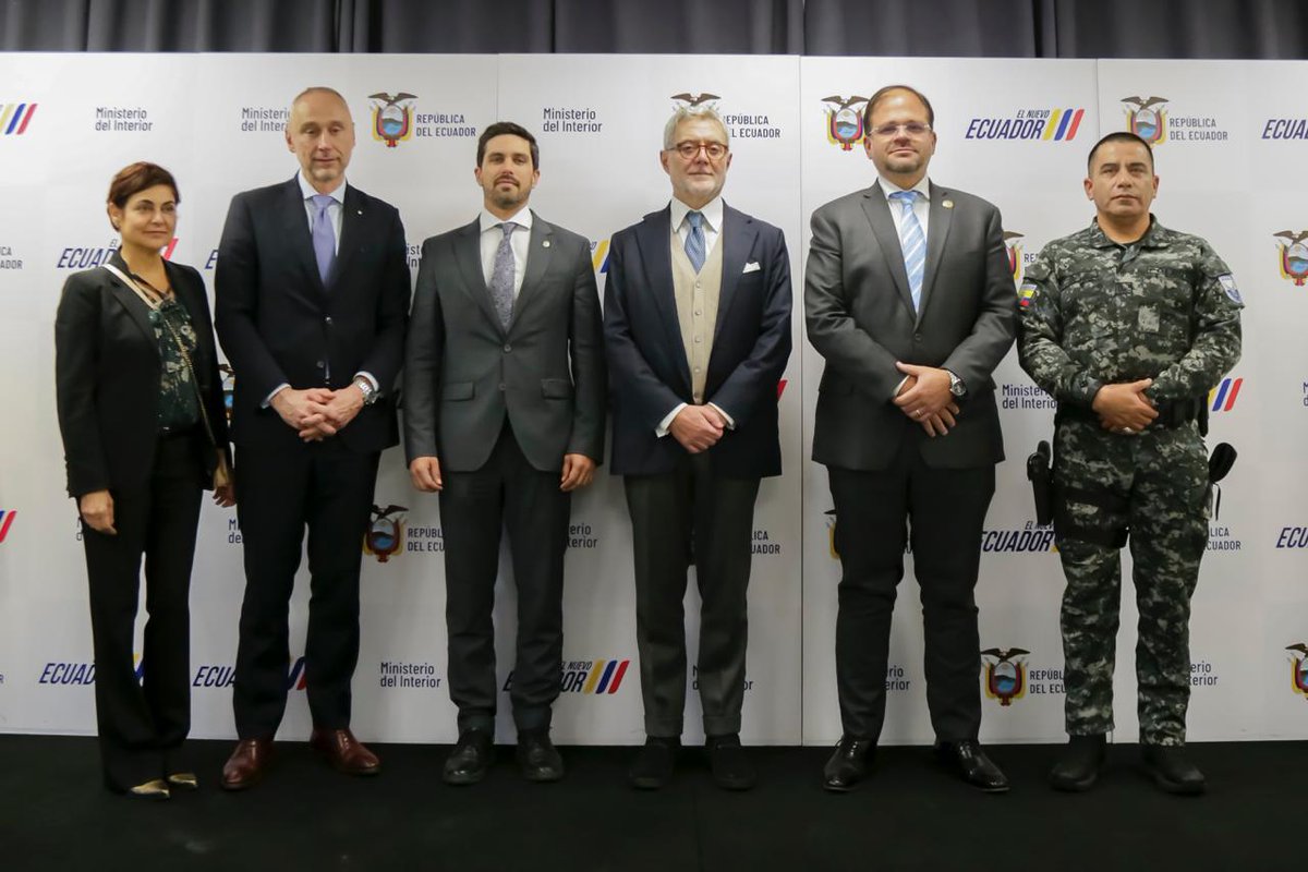 CmdtPoliciaEc's tweet image. Esta mañana acompañé al ministro del Interior, @JohnReimberg, en una reunión estratégica con el Fiscal Nacional Antimafia y Antiterrorismo de Italia, Giovanni Melillo, y el embajador de Italia, Giovanni Davoli. Este encuentro marca un paso decisivo en nuestra determinación de…